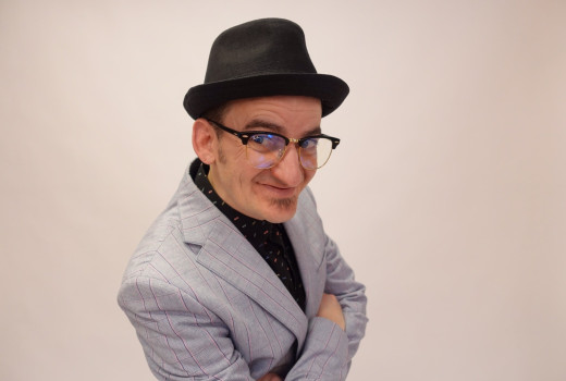Изненадахме актьора Ники Станоев с нов чифт очила